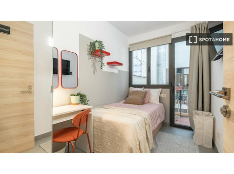Chambre à louer dans un appartement de 4 chambres à… - À louer