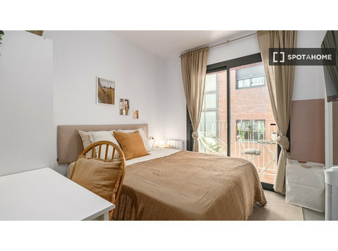 Chambre à louer dans un appartement de 4 chambres à… - À louer