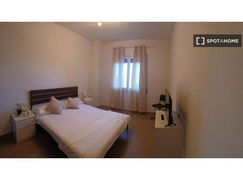 Barselona'da 5 yatak odalı dairede kiralık oda - Kiralık