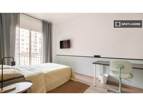 Room for rent in a 5-bedroom apartment in Barcelona - เพื่อให้เช่า