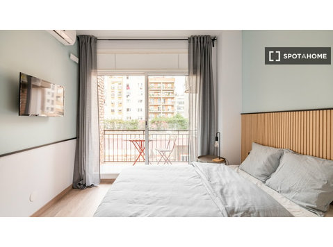 Zimmer zu vermieten in einer 5-Zimmer-Wohnung in Barcelona - Zu Vermieten