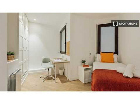 Room for rent in a 5-bedroom apartment in Barcelona - Vuokralle