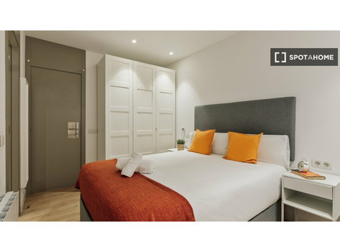 Zimmer zu vermieten in einer 6-Zimmer-Wohnung in Barcelona - Zu Vermieten