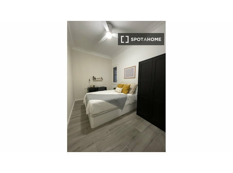 Aluga-se quarto num apartamento de 6 quartos em Barcelona - Aluguel