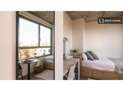 Room for rent in a residence in Barcelona - Za iznajmljivanje