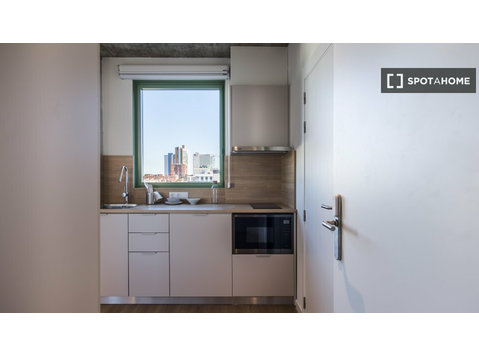 Barselona'da bir rezidansta kiralık oda - Kiralık