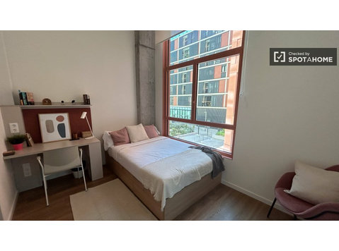 Barselona'da bir rezidansta kiralık oda - Kiralık