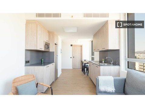 Room for rent in a student residence in Sant Adrià De Besòs - Na prenájom
