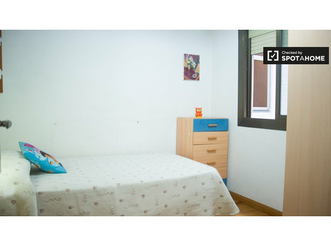 Barcelona güzel 3 yatak odalı dairede kiralık oda - Kiralık