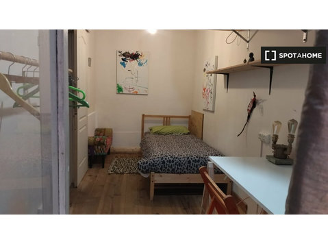 Barselona'da ortak 3 yatak odalı dairede kiralık oda - Kiralık