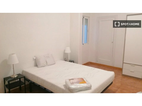 Barselona'da ortak dairede kiralık oda - Kiralık