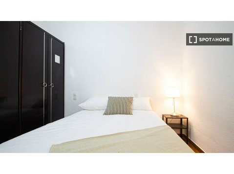 Room for rent in shared apartment in Barcelona - 出租