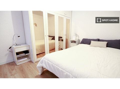Room for rent in shared apartment in Barcelona - Til leje