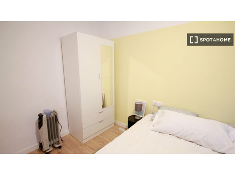 Room for rent in shared apartment in Barcelona - Под Кирија
