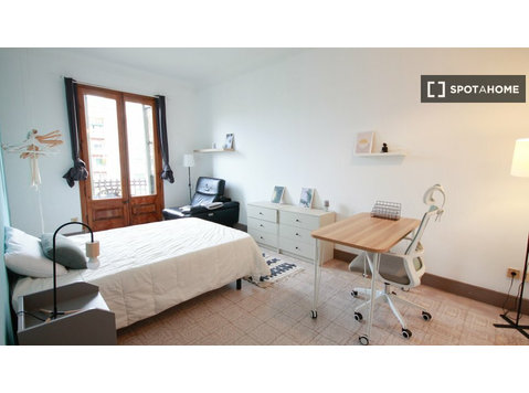 Room for rent in shared apartment in Barcelona - Kiadó