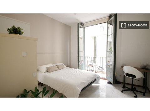 Room for rent in shared apartment in Barcelona - Аренда