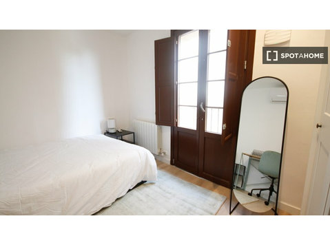 Room for rent in shared apartment in Barcelona - Na prenájom
