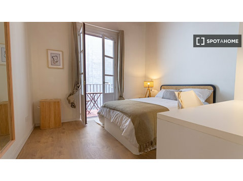 Room for rent in shared apartment in Barcelona - De inchiriat