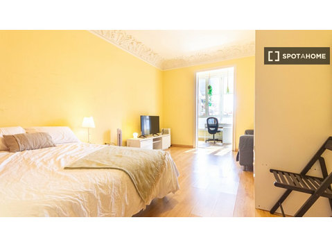 Room for rent in shared apartment in Barcelona - Annan üürile