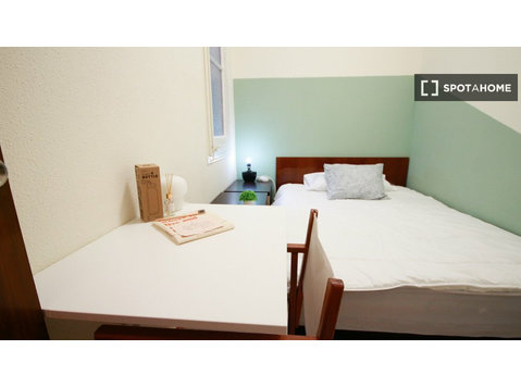 Chambre à louer dans un appartement partagé à Barcelone - À louer