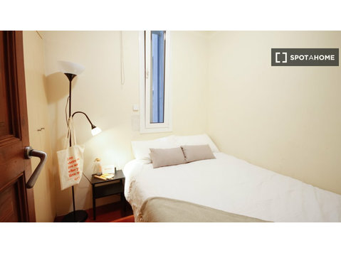 Barselona'da ortak dairede kiralık oda - Kiralık