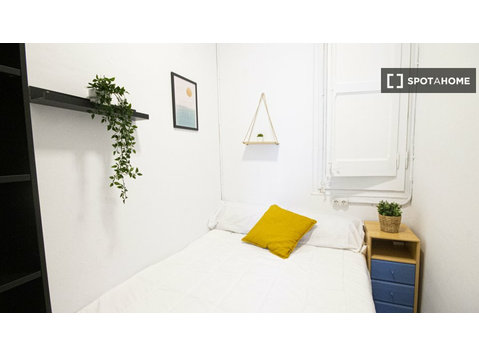 Room for rent in shared apartment in Barcelona - 出租