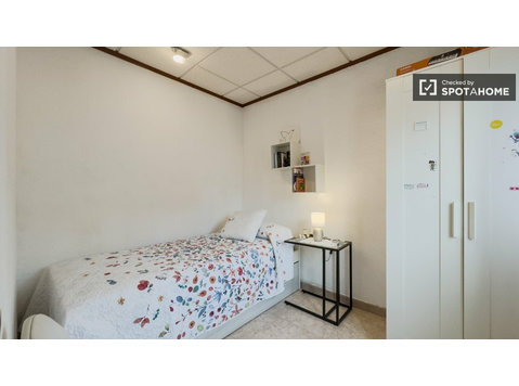 Room for rent in shared apartment in Barcelona - For Rent