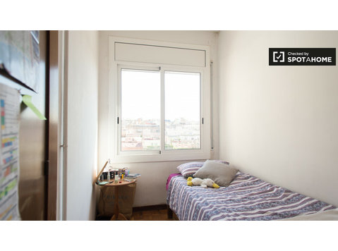Chambre à louer dans un appartement partagé à Sant Gervasi,… - À louer