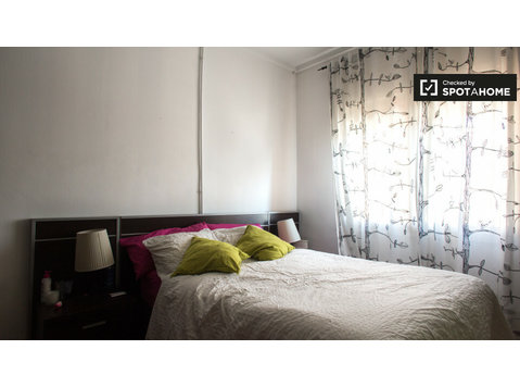 Sant Gervasi, Barselona paylaşılan dairede kiralık oda - Kiralık