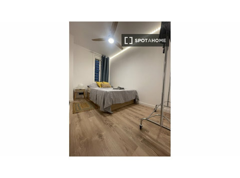 Barselona'da iki yatak odalı bir dairede kiralık oda - Kiralık
