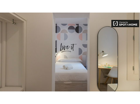 Gotic'te 5 yatak odalı dairede kiralık klimalı oda - Kiralık