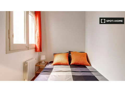 Room in 10-bedroom apartment in Eixample Esquerra, Barcelona - For Rent