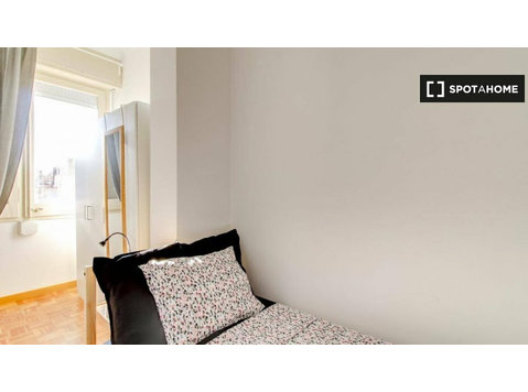 Chambre dans un appartement de 10 chambres à l'Eixample… - À louer