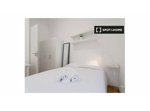 Pokój w 10-pokojowym mieszkaniu w L'Esquerra de l'Eixample - Do wynajęcia