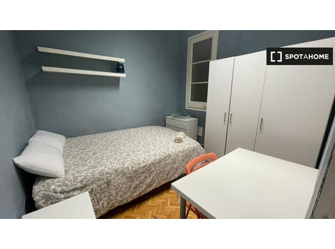 Zimmer in 10-Zimmer-Wohnung in L'Esquerra de l'Eixample - Zu Vermieten