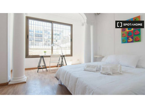 Camera in appartamento con 10 camere da letto a L'Esquerra… - In Affitto