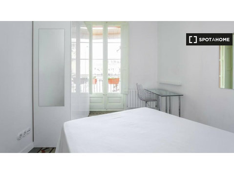Room in 3-bedroom apartment in Eixample Dreta, Barcelona - For Rent