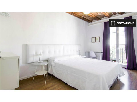 Habitación en apartamento de 3 dormitorios en El Raval,… - Alquiler