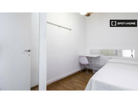 Zimmer in 3-Zimmer-Wohnung in El Raval, Barcelona - Zu Vermieten