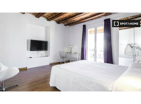 Chambre dans un appartement de 3 chambres à El Raval,… - À louer