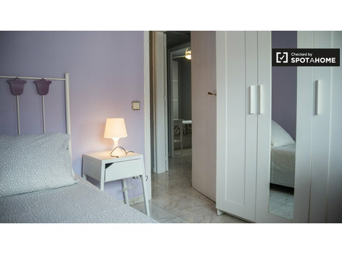 Pokój z 3 sypialniami w Horta-Guinardó, Barcelona - Do wynajęcia