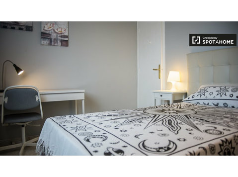 Room in 3-bedroom apartment in Horta-Guinardó, Barcelona - Te Huur