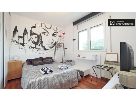 Room in 3-bedroom apartment in Horta-Guinardó, Barcelona - For Rent