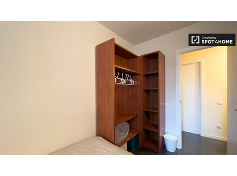 Habitación en piso de 3 habitaciones en Passeig del Taulat,… - Alquiler