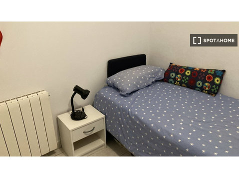 Barselona'da kiralık 3 yatak odalı dairede oda - Kiralık