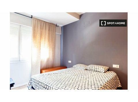 Eixample Dreta'daki 4 odalı daire, Barselona'daki oda - Kiralık