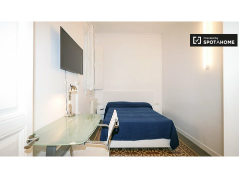 Zimmer in 4-Zimmer-Wohnung in Eixample Dreta, Barcelona - Zu Vermieten