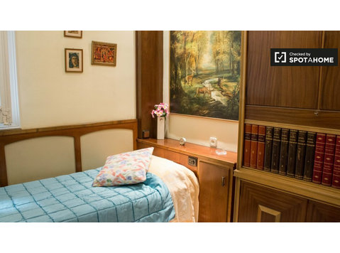 Room in 4-bedroom apartment in L’Esquerra de l’Eixample - الإيجار
