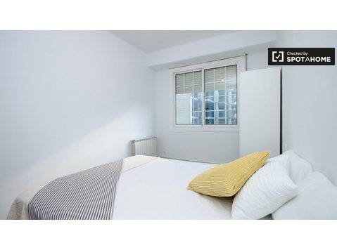 L'Esquerra de l'Eixample'deki 4 yatak odalı dairede oda - Kiralık