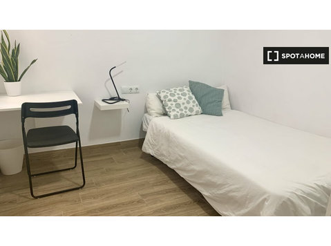 L'Hospitalet de Llobregat'ta 4 yatak odalı dairede oda - Kiralık